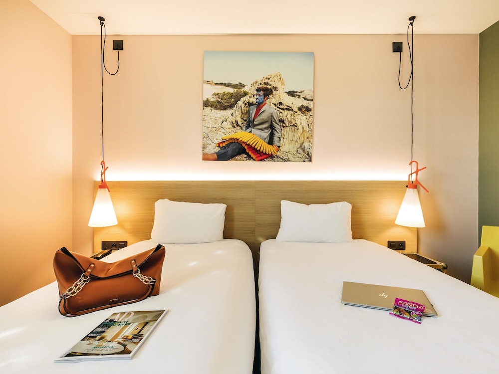Habitación estándar con dos camas individuales del hotel ibis Styles Lyon Confluence. Foto 4
