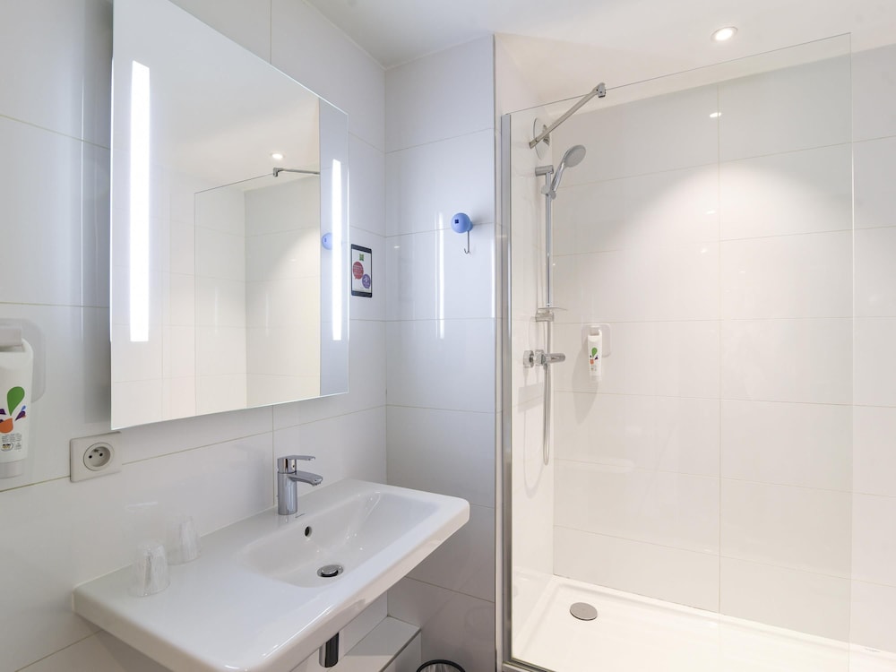 Habitación estándar con dos camas individuales del hotel ibis Styles Lyon Confluence. Foto 5