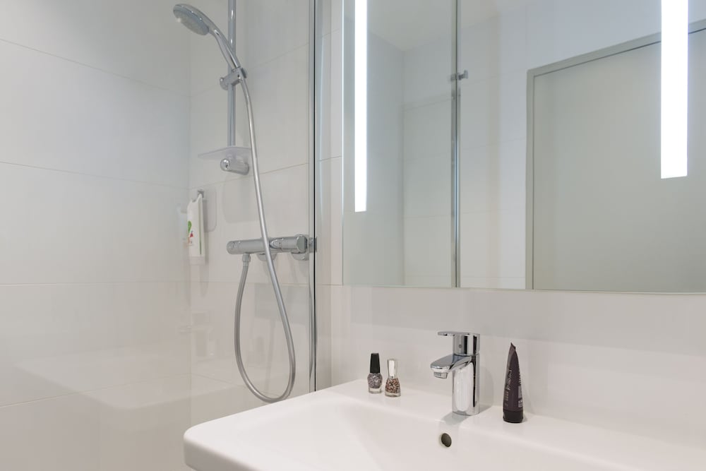 Habitación estándar con dos camas individuales del hotel ibis Styles Lyon Confluence. Foto 7