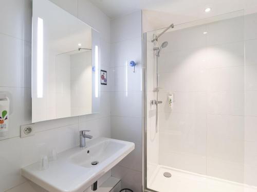 Suite Familiar Estándar con 2 habitaciones comunicadas del hotel ibis Styles Lyon Confluence. Foto 1