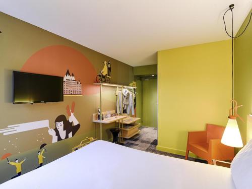 Suite Familiar Estándar con 2 habitaciones comunicadas del hotel ibis Styles Lyon Confluence. Foto 4