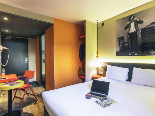 Suite Familiar Estándar con 2 habitaciones comunicadas del hotel ibis Styles Lyon Confluence. Foto 5