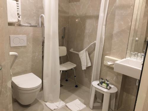 Habitación con cama extragrande - Adaptada para personas de movilidad reducida del hotel Louvre Sainte Anne. Foto 1