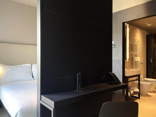 Habitación Doble con balcón y vistas a la ciudad del hotel Scarlatti Hotel Milano. Foto 4