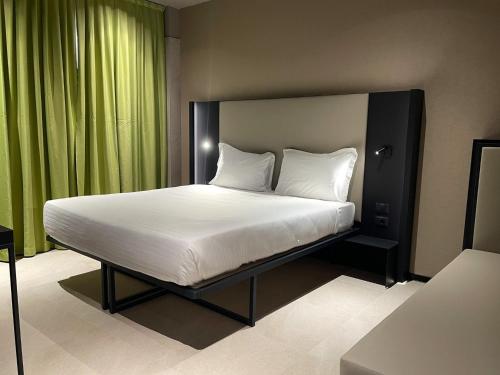 Habitación Triple con balcón y vistas a la ciudad del hotel Scarlatti Hotel Milano. Foto 2