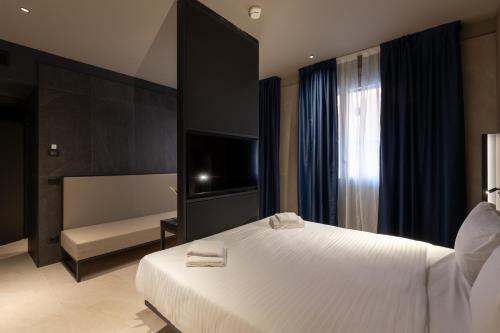 Habitación Doble Superior con balcón y vistas a la ciudad del hotel Scarlatti Hotel Milano. Foto 6