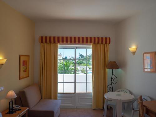 Habitación Doble con balcón y vistas a la piscina - 1 o 2 camas del hotel Luz Bay. Foto 3