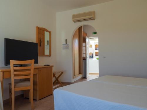 Habitación Doble con balcón y vistas a la piscina - 1 o 2 camas del hotel Luz Bay. Foto 4