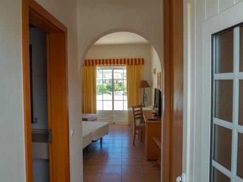 Habitación Doble con balcón y vistas a la piscina - 1 o 2 camas del hotel Luz Bay. Foto 5