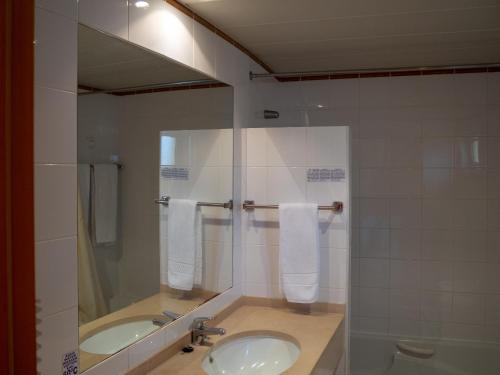 Habitación Doble con balcón y vistas a la piscina - 1 o 2 camas del hotel Luz Bay. Foto 9