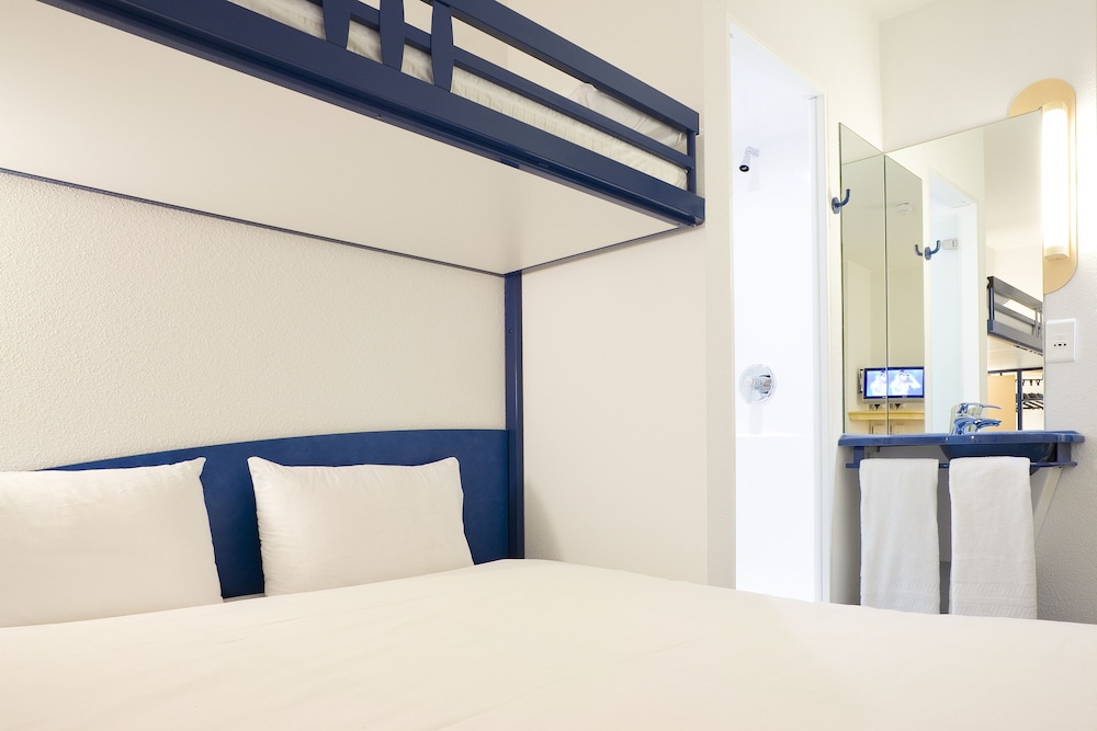 TRIPLE - Habitación con una cama grande y una litera del hotel Ibis Budget Pouilly-en-auxois. Foto 3