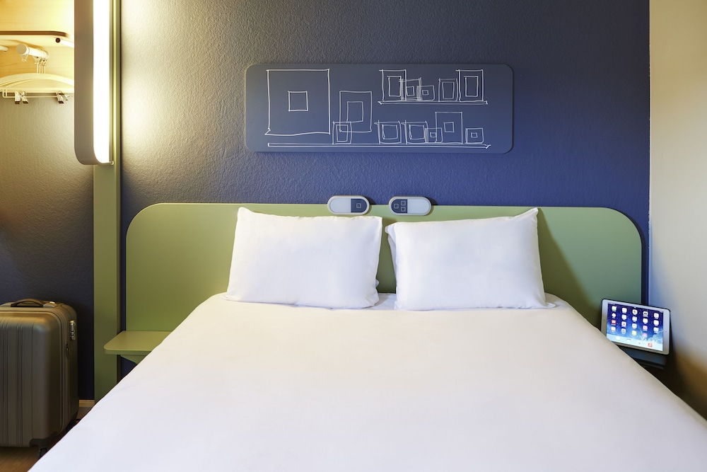 Habitación doble con una cama grande del hotel Ibis Budget Pouilly-en-auxois