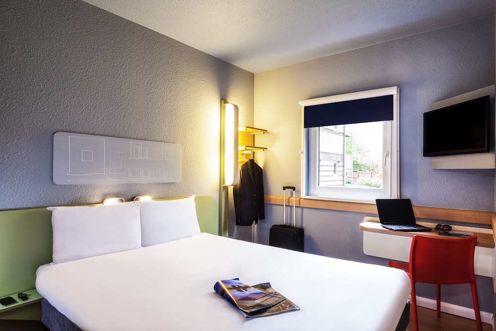 Habitación doble con una cama grande del hotel Ibis Budget Pouilly-en-auxois. Foto 2