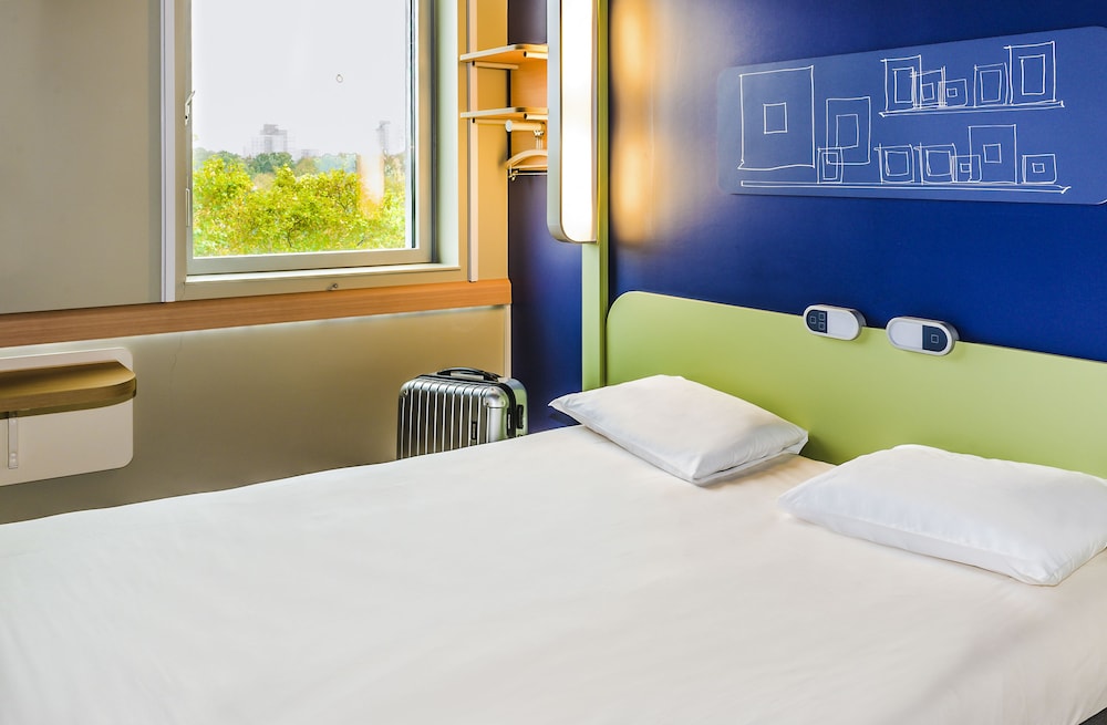 Habitación doble con una cama grande del hotel Ibis Budget Pouilly-en-auxois. Foto 4