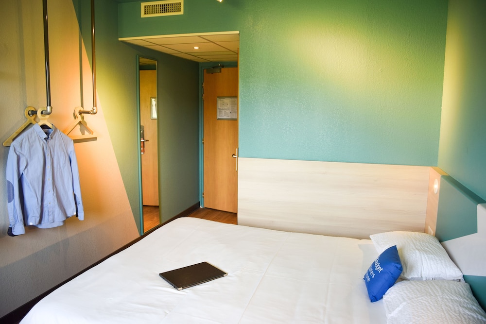 Habitación Estándar con 1 cama doble del hotel Ibis Budget Millau Viaduc. Foto 1