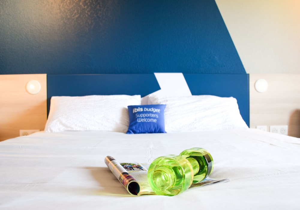 Habitación Estándar con 1 cama doble del hotel Ibis Budget Millau Viaduc. Foto 8