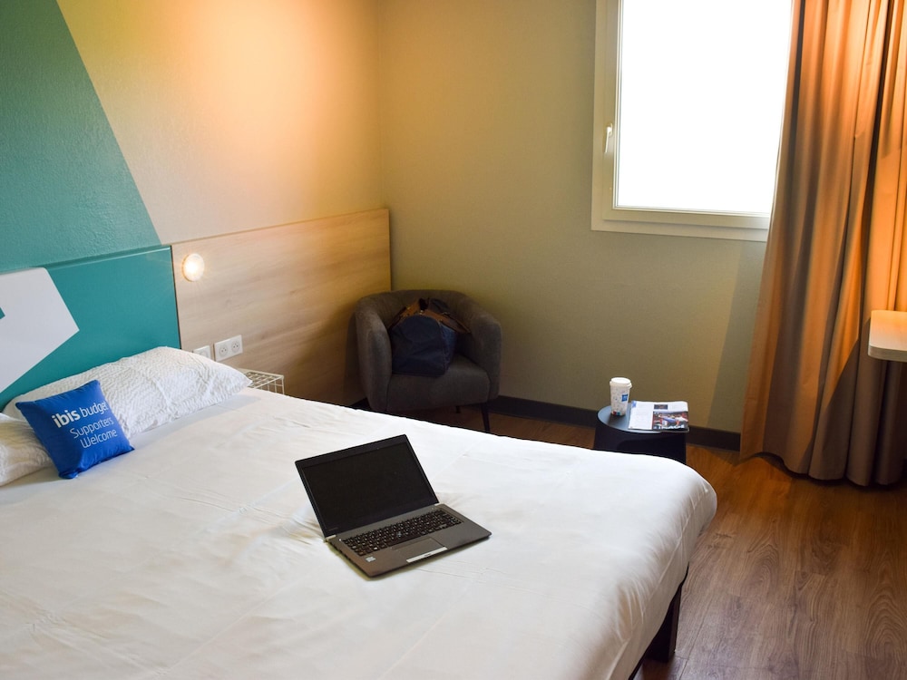 Habitación Estándar con 1 cama doble del hotel Ibis Budget Millau Viaduc. Foto 9
