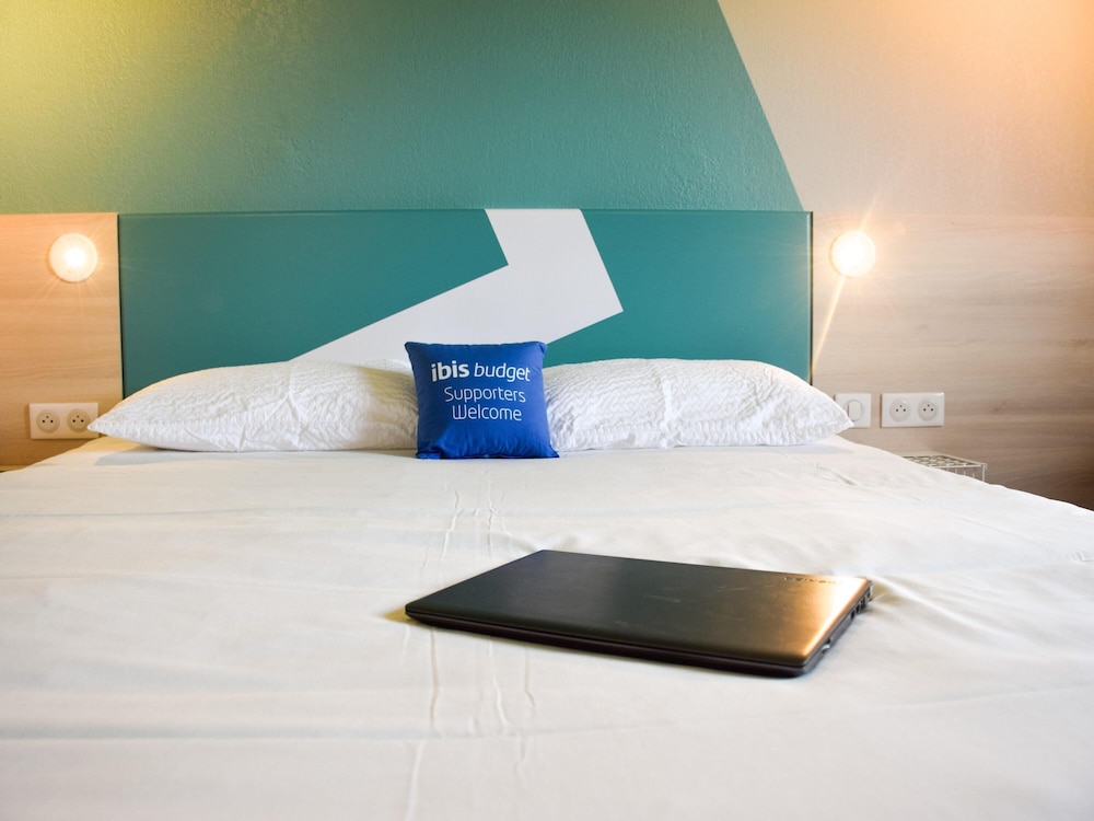 Habitación Estándar con 1 cama doble del hotel Ibis Budget Millau Viaduc. Foto 11