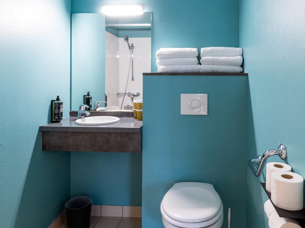 Habitación Estándar con 1 cama doble del hotel Ibis Budget Millau Viaduc. Foto 12