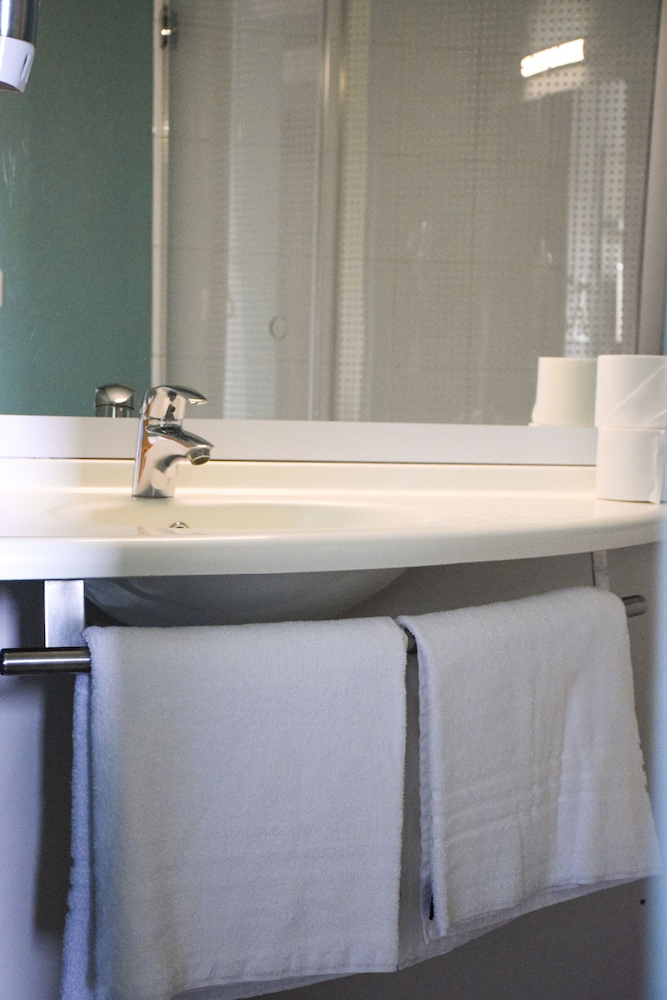 Habitación Estándar con 1 cama doble del hotel Ibis Budget Millau Viaduc. Foto 14