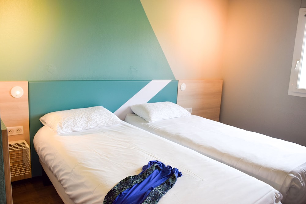 Habitación estándar con 2 camas individuales del hotel Ibis Budget Millau Viaduc. Foto 1