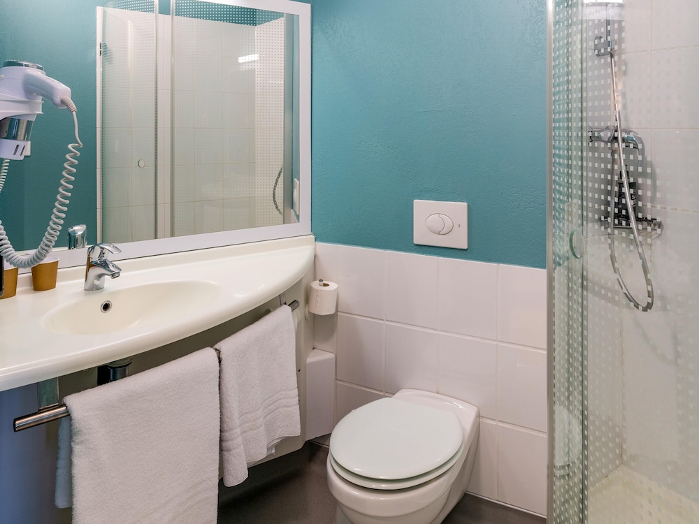 Habitación estándar con 2 camas individuales del hotel Ibis Budget Millau Viaduc. Foto 3