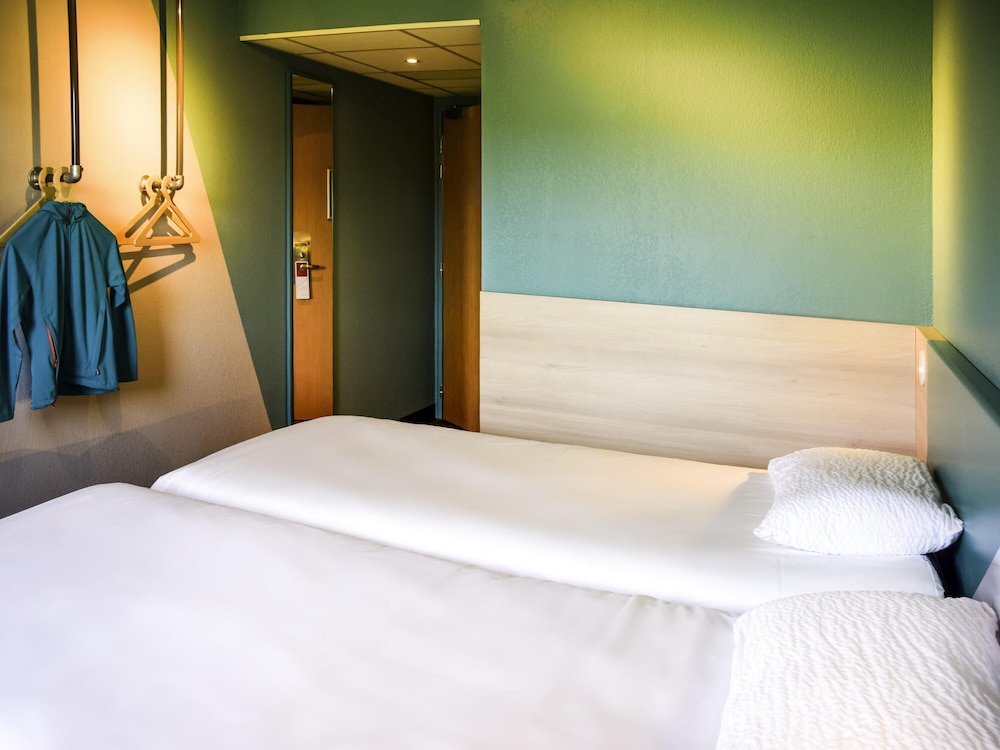 Habitación estándar con 2 camas individuales del hotel Ibis Budget Millau Viaduc. Foto 4