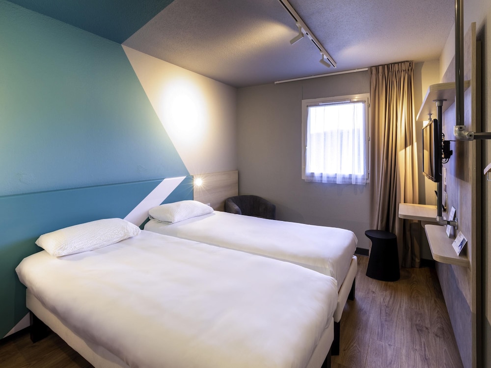 Habitación estándar con 2 camas individuales del hotel Ibis Budget Millau Viaduc. Foto 6