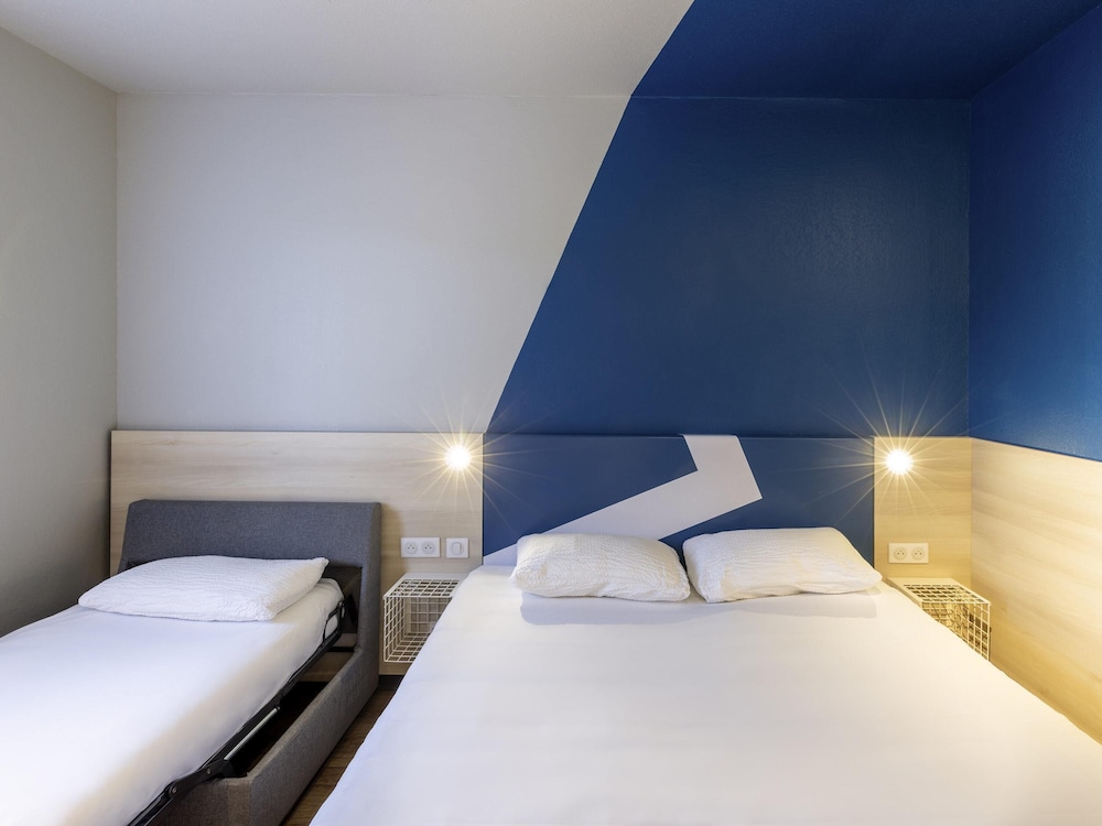 Habitación estándar con 1 cama doble y 1 cama individual del hotel Ibis Budget Millau Viaduc