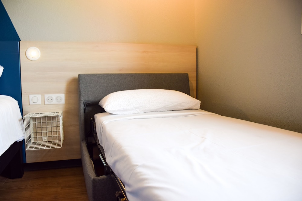 Habitación estándar con 1 cama doble y 1 cama individual del hotel Ibis Budget Millau Viaduc. Foto 5