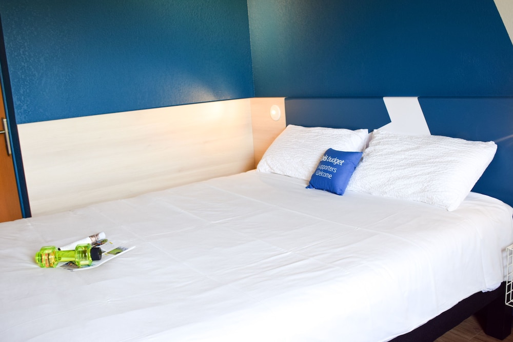 Habitación estándar con 1 cama doble y 1 cama individual del hotel Ibis Budget Millau Viaduc. Foto 6