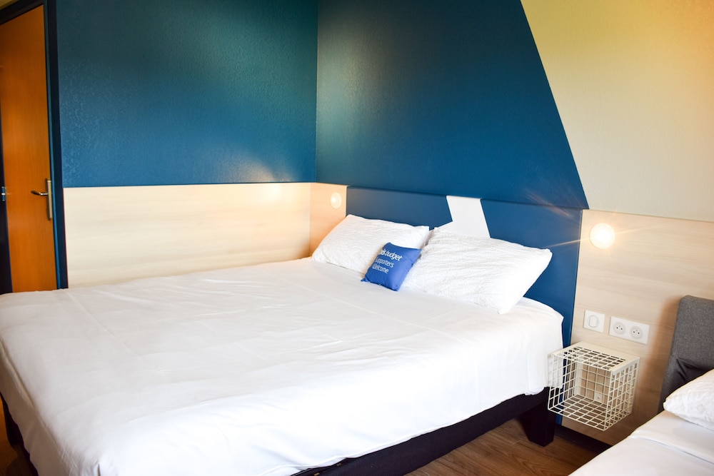 Habitación estándar con 1 cama doble y 1 cama individual del hotel Ibis Budget Millau Viaduc. Foto 7