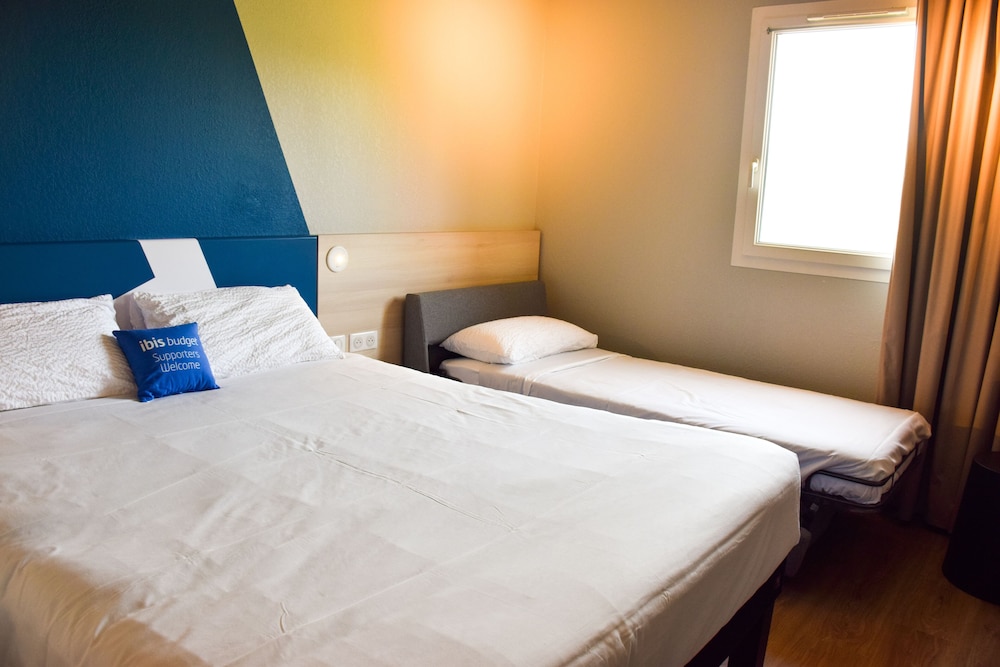 Habitación estándar con 1 cama doble y 1 cama individual del hotel Ibis Budget Millau Viaduc. Foto 8