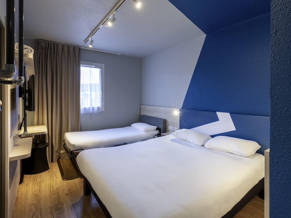 Habitación estándar con 1 cama doble y 1 cama individual del hotel Ibis Budget Millau Viaduc. Foto 12