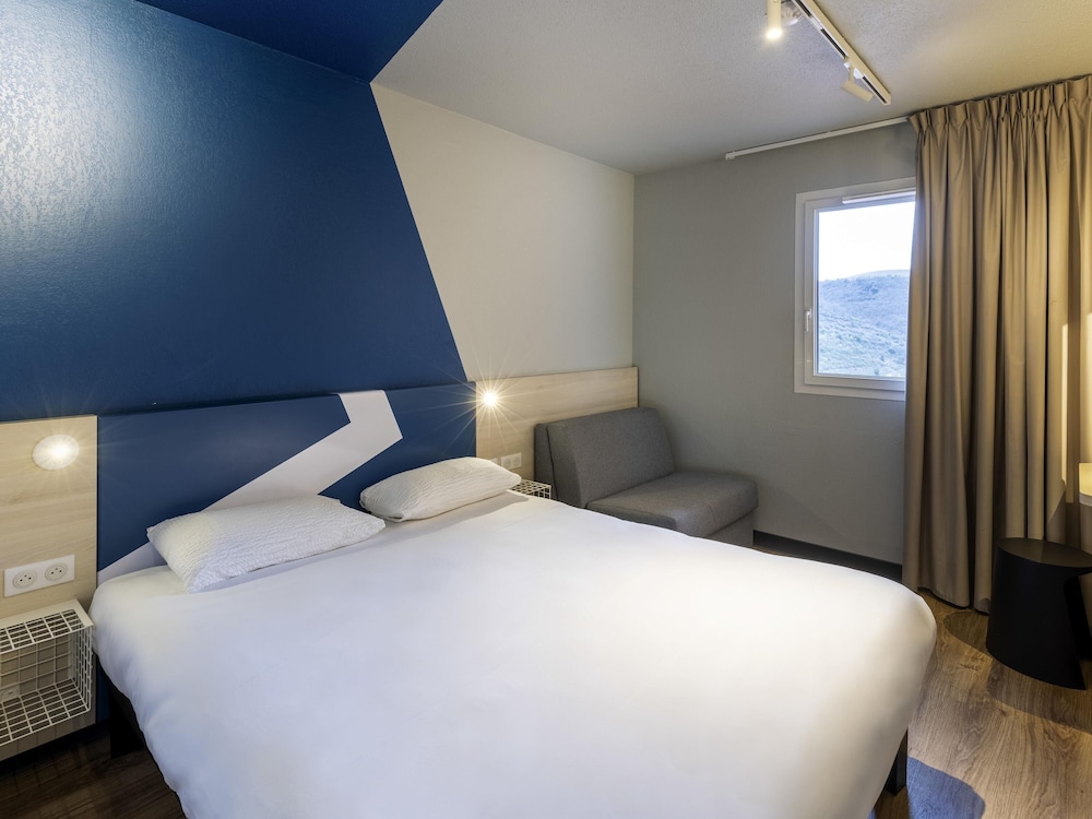 Habitación estándar con 1 cama doble y 1 cama individual del hotel Ibis Budget Millau Viaduc. Foto 13