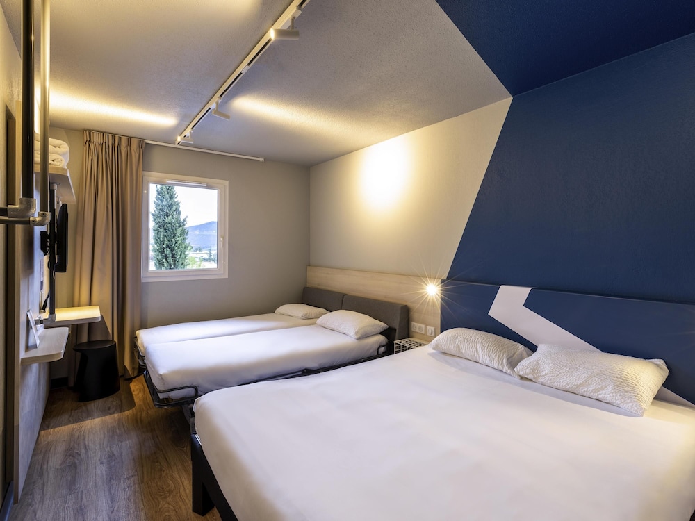 Habitación familiar con 1 cama doble y 2 camas individuales del hotel Ibis Budget Millau Viaduc
