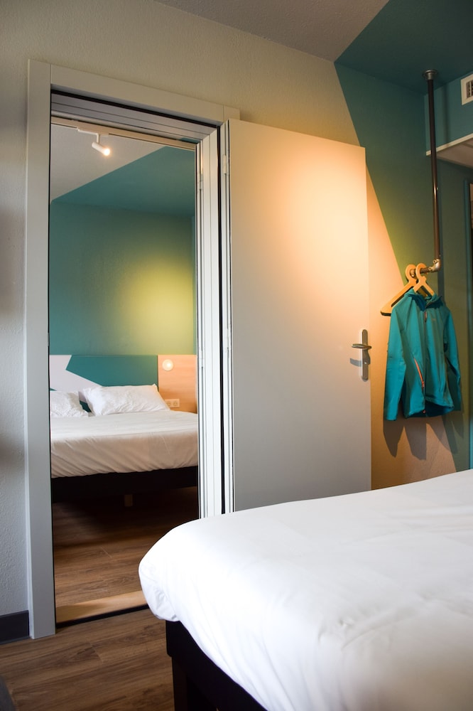 Habitación familiar con 1 cama doble y 2 camas individuales del hotel Ibis Budget Millau Viaduc. Foto 4