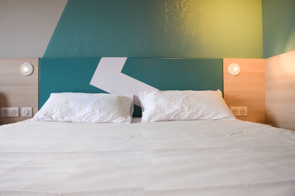 Habitación familiar con 1 cama doble y 2 camas individuales del hotel Ibis Budget Millau Viaduc. Foto 5