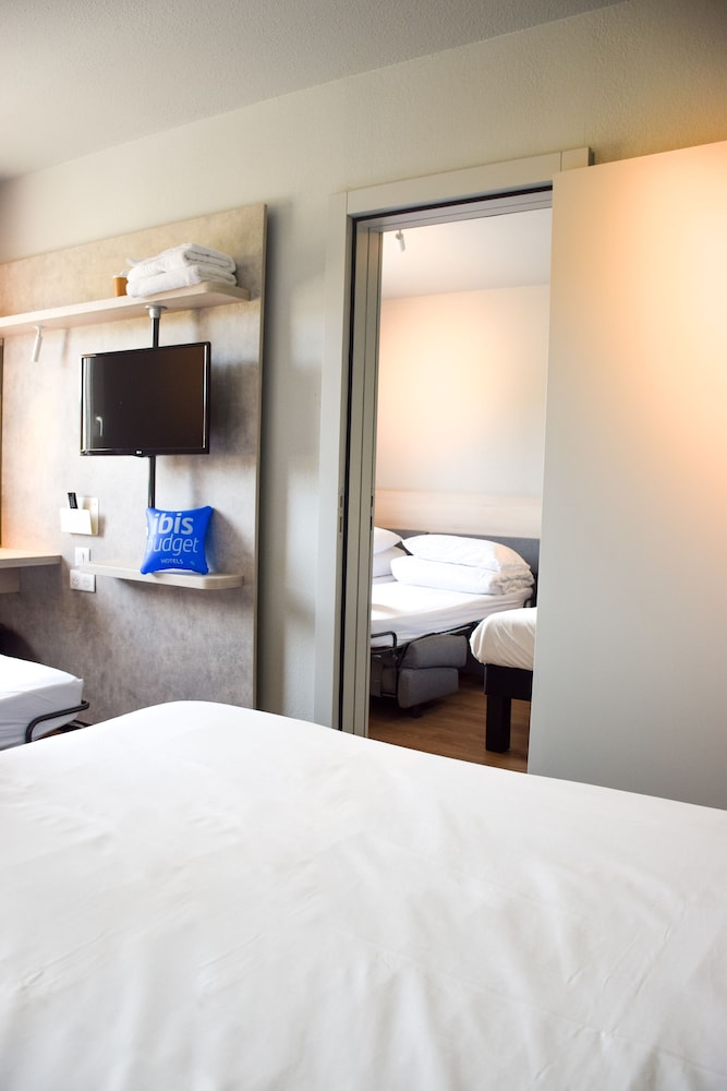 Habitación familiar con 1 cama doble y 2 camas individuales del hotel Ibis Budget Millau Viaduc. Foto 6