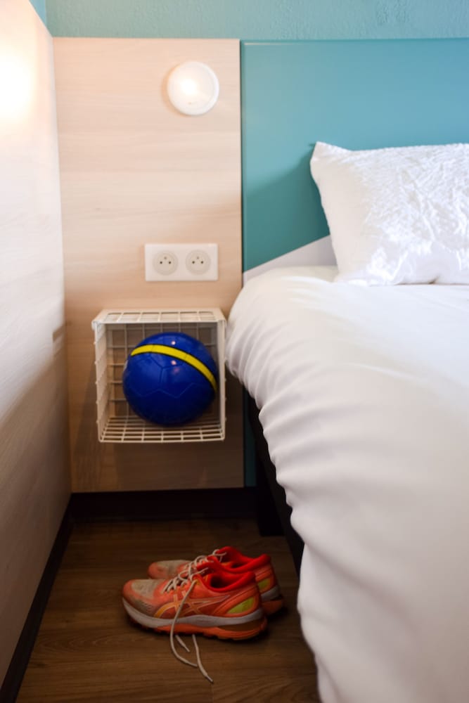 Habitación familiar con 1 cama doble y 2 camas individuales del hotel Ibis Budget Millau Viaduc. Foto 7