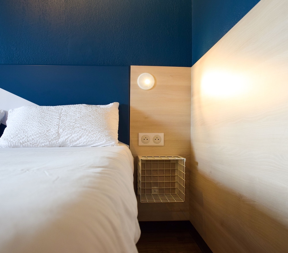 Habitación familiar con 1 cama doble y 2 camas individuales del hotel Ibis Budget Millau Viaduc. Foto 8