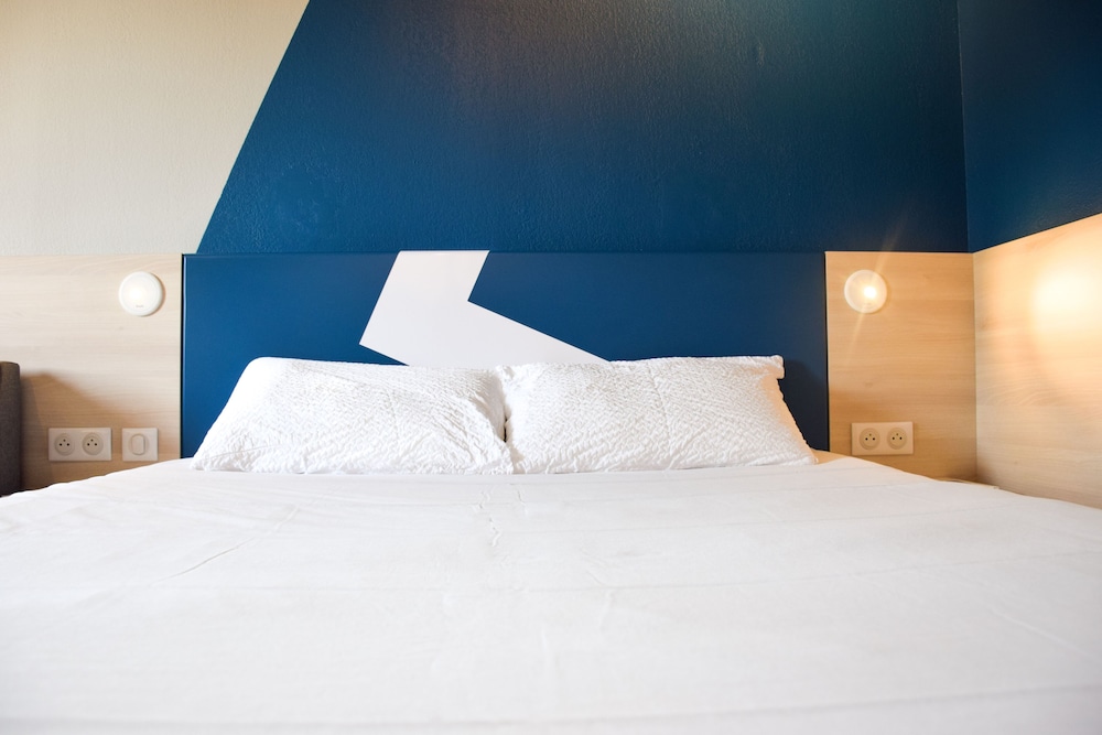 Habitación familiar con 1 cama doble y 2 camas individuales del hotel Ibis Budget Millau Viaduc. Foto 9