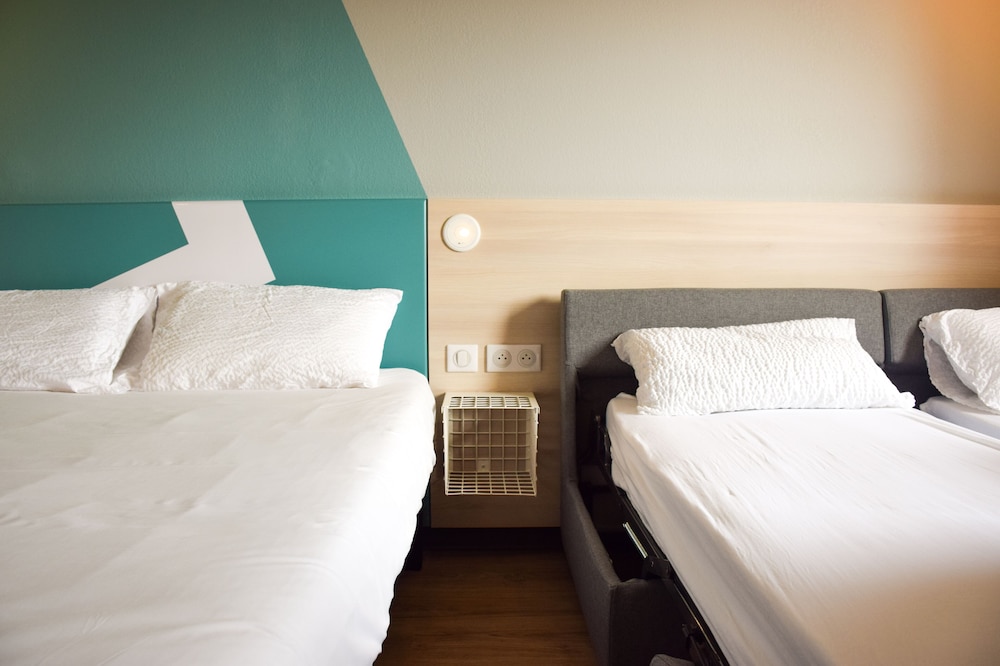 Habitación familiar con 1 cama doble y 2 camas individuales del hotel Ibis Budget Millau Viaduc. Foto 10