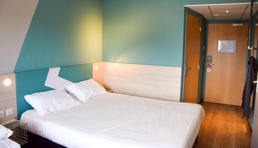 Habitación familiar con 1 cama doble y 2 camas individuales del hotel Ibis Budget Millau Viaduc. Foto 11