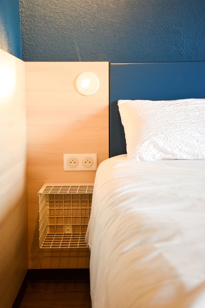Habitación familiar con 1 cama doble y 2 camas individuales del hotel Ibis Budget Millau Viaduc. Foto 13