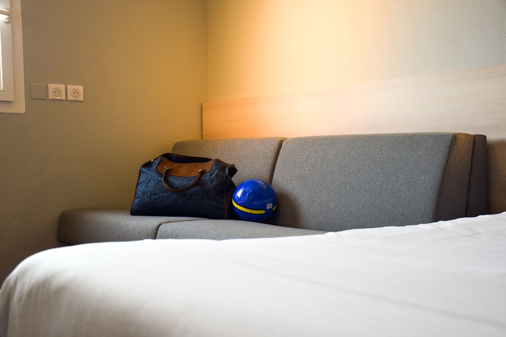 Habitación familiar con 1 cama doble y 2 camas individuales del hotel Ibis Budget Millau Viaduc. Foto 14