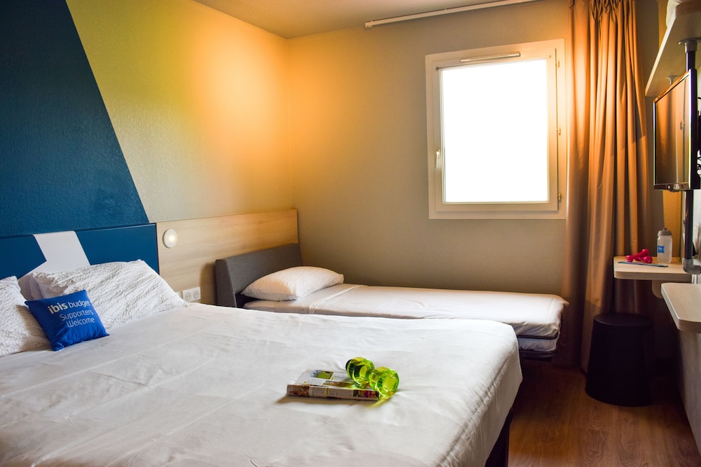 Habitación familiar con 1 cama doble y 2 camas individuales del hotel Ibis Budget Millau Viaduc. Foto 15