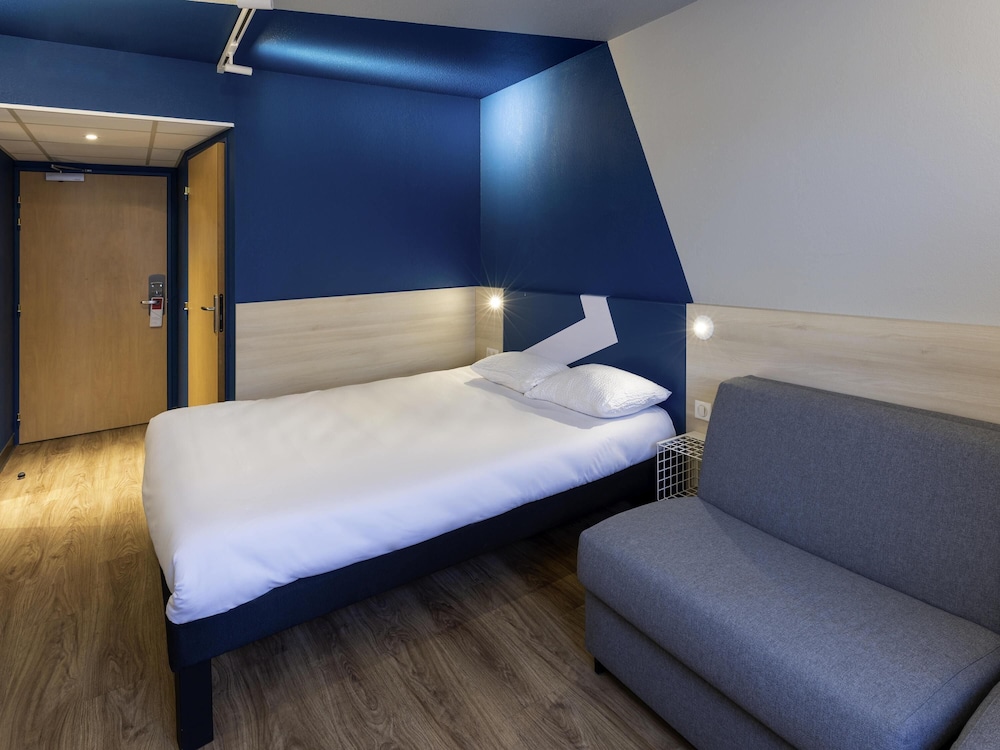 Habitación familiar con 1 cama doble y 2 camas individuales del hotel Ibis Budget Millau Viaduc. Foto 17
