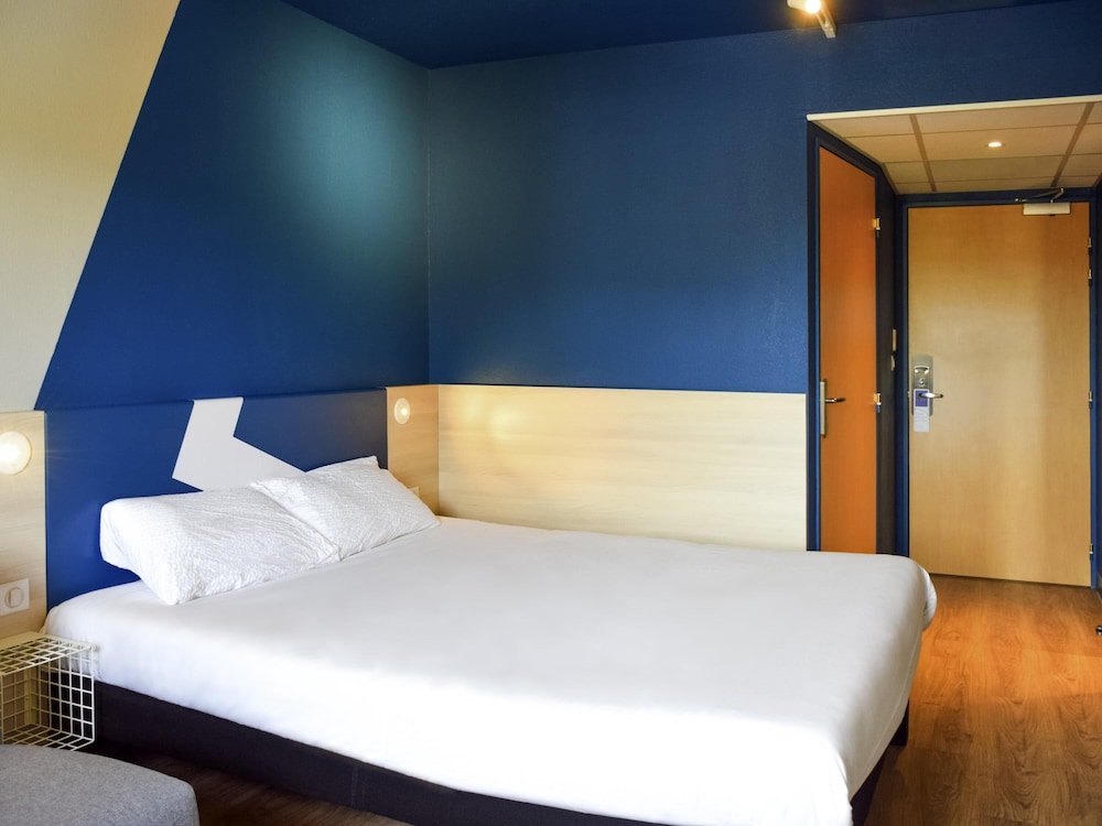 Habitación familiar con 1 cama doble y 2 camas individuales del hotel Ibis Budget Millau Viaduc. Foto 19