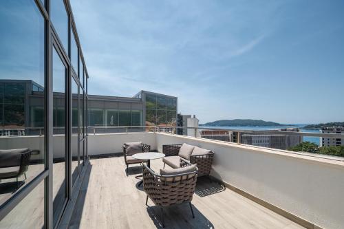 Suite Royal con jardín en la azotea, bañera de hidromasaje y vistas panorámicas del hotel Eurostars Queen of Montenegro